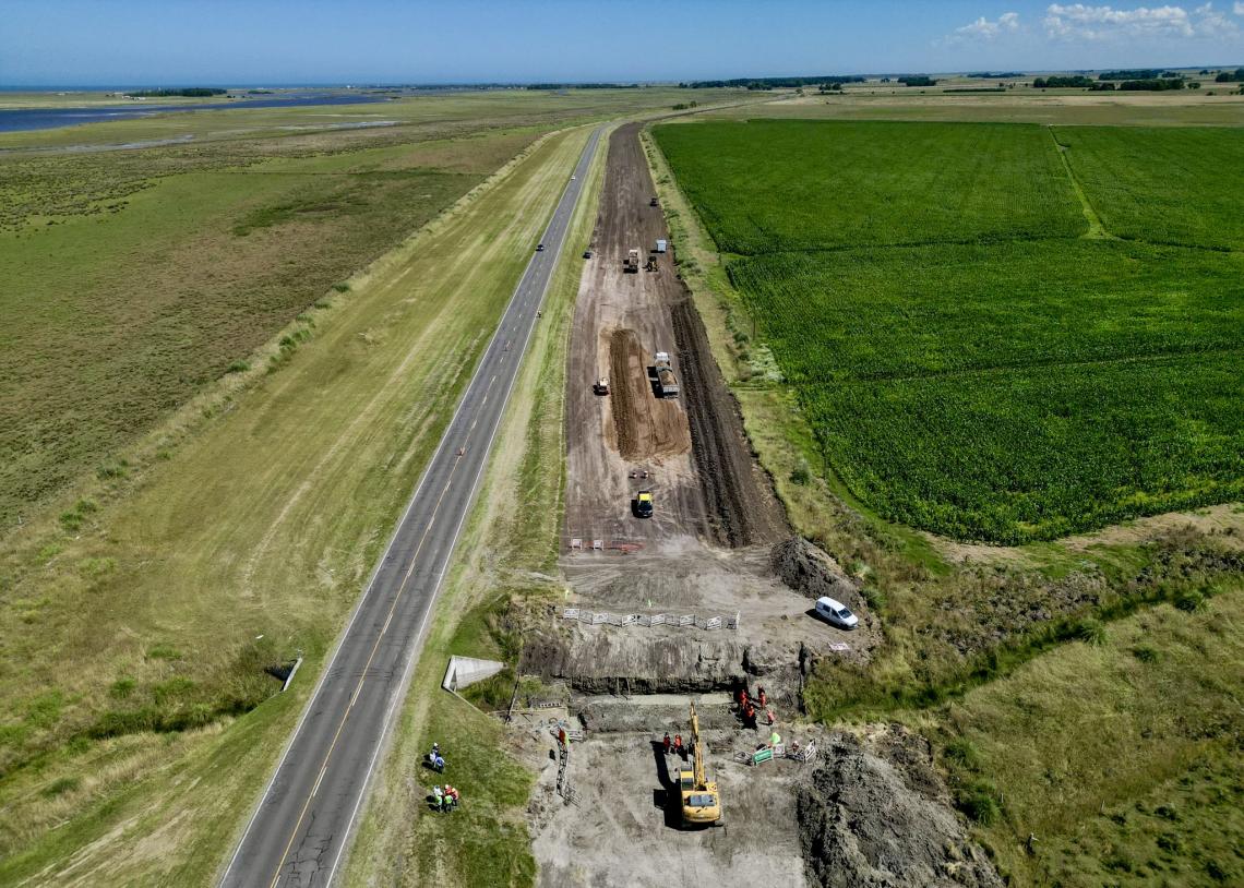 Obras de construcción de la autovía RP 11 entre Villa Gesell y Mar Chiquita: maquinaria vial trabajando en la nueva calzada con señalización de desvíos.