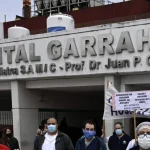 Médicos y personal de la salud en el Hospital Garrahan, representando la búsqueda de un Jefe de Terapia Intensiva Neonatal en medio de la crisis de la salud pública.