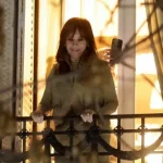 Cristina Kirchner en un balcón, hablando a una multitud, con un símbolo de boomerang en el aire, representando el efecto inverso de su condena.