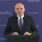 José Luis Espert anunciando el proyecto de "Inocencia Fiscal" en la Casa Rosada, con billetes de dólar o símbolos de dinero opaco.