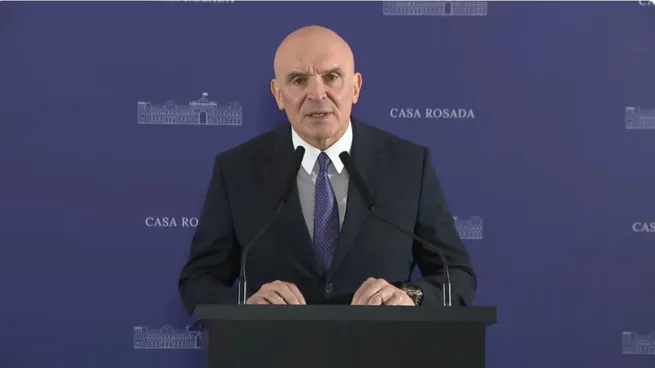 José Luis Espert anunciando el proyecto de "Inocencia Fiscal" en la Casa Rosada, con billetes de dólar o símbolos de dinero opaco.
