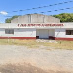 Operario en un techo con herramientas, silueta bajo un cielo gris en General Madariaga, simbolizando un accidente laboral